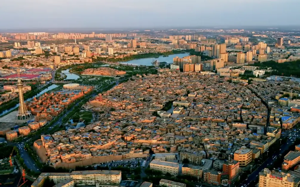 When is the best time to visit Kashgar in Xinjiang?