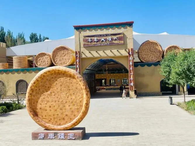 Kuche's Grand Wheel-Shaped Naan
